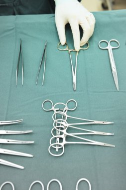 Sterilize edilmiş cerrahi aletlerin detaylı görüntüsü.