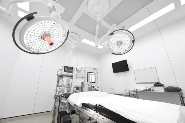 Attrezzature e dispositivi medici nella moderna sala operatoria — Foto Stock