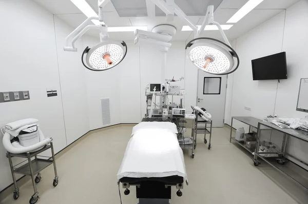 Apparatuur en medische hulpmiddelen in moderne operatiekamer — Stockfoto