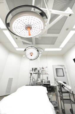 Modern ameliyathanede ekipman ve tıbbi cihazlar