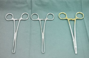 Sterilize edilmiş cerrahi aletlerin detaylı görüntüsü.