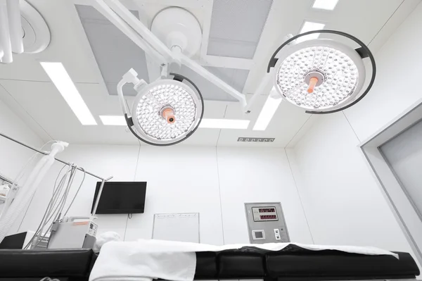 近代的な手術室の設備と医療機器 — ストック写真