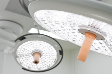 operasyon odasında iki ameliyat lambaları