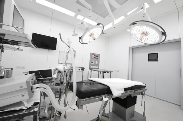 Оборудование и медицинское оборудование в современной операционной — стоковое фото