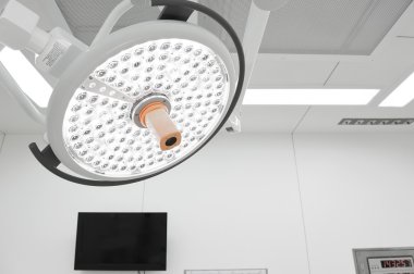 Ameliyat odasında cerrahi lambalar