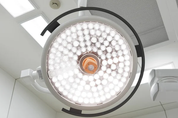Chirurgenlampen im Operationssaal — Stockfoto
