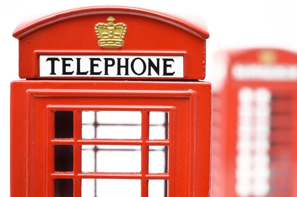 Cabine de telefone vermelho isolado no fundo branco — Fotografia de Stock