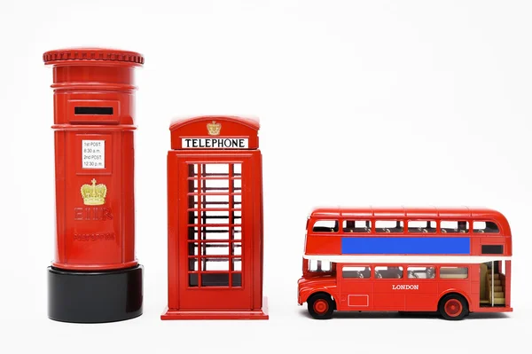 Postbox och röd telefonkiosk med röd buss — Stockfoto