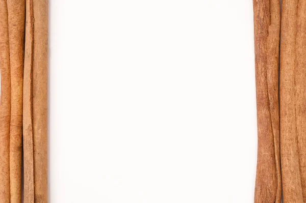 Palitos de canela aislados sobre fondo blanco —  Fotos de Stock