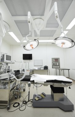 Modern ameliyathanede ekipman ve tıbbi cihazlar