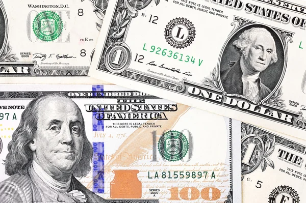 Strzał makro nowe 100 dolarowy banknot i jednego dolara — Zdjęcie stockowe