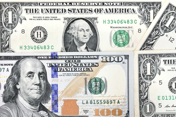 Macro tiro de uma nova nota de 100 dólares e um dólar — Fotografia de Stock