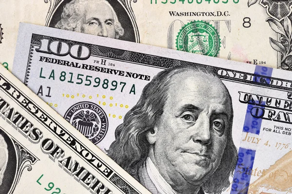 Yeni 100 dolarlık banknot ve bir dolar makro çekim — Stok fotoğraf