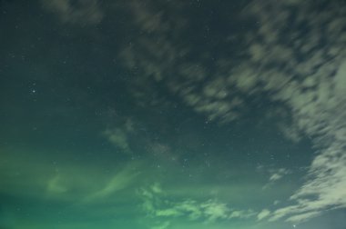 Yıldızlarla ve görülebilir Samanyolu ile dolu bir gece göğü