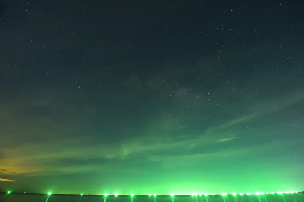 Um céu noturno cheio de estrela e forma leitosa visível — Fotografia de Stock