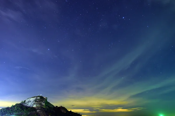 Estrellas del cielo nocturno con vía láctea en el fondo de la montaña — Foto de Stock