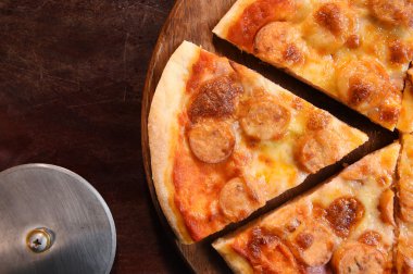 Tahta arka planda pizza.