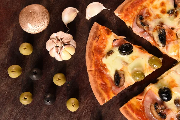 Pizza i składniki na pizzę — Zdjęcie stockowe