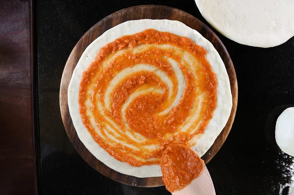 Domates sosu pizza temel ekleme — Stok fotoğraf