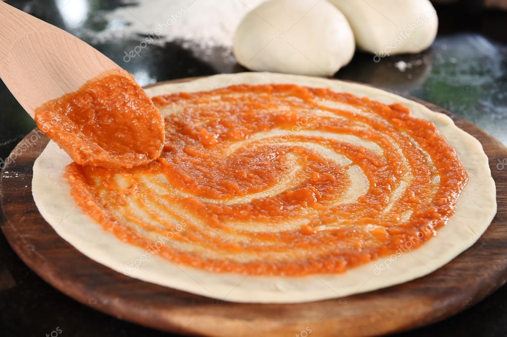 Domates sosu pizza temel ekleme Stok fotoğrafçılık ©nimon_t