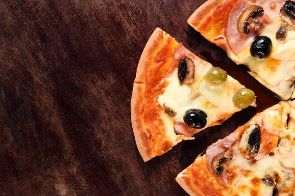 Pizza na drewnianym tle — Zdjęcie stockowe