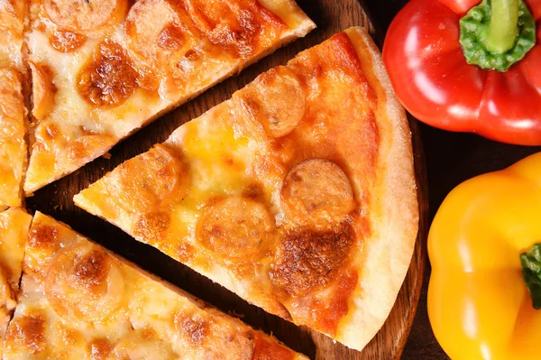 Pizza i świeże warzywa do pizzy — Zdjęcie stockowe