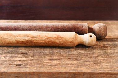 Ahşap merdane ahşap tahta üzerinde