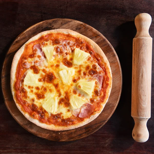 하와이안 피자, 파인애플, 햄 및 치즈 — 스톡 사진