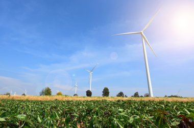Bulutlu mavi gökyüzü arkaplanına karşı rüzgar türbini