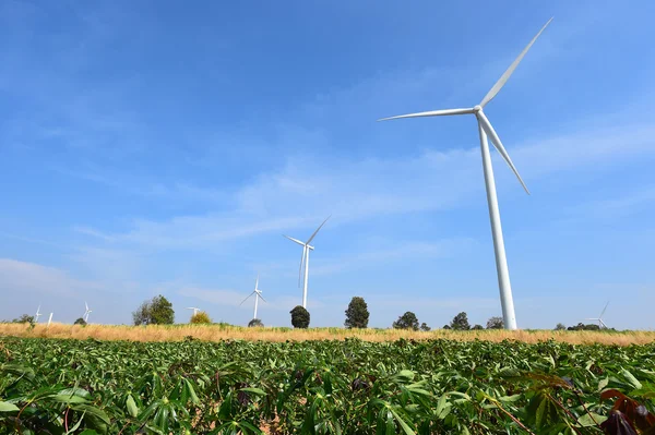 Turbina wiatrowa na tle zachmurzonego błękitnego nieba — Zdjęcie stockowe