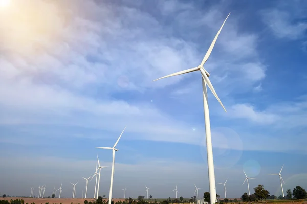 Windturbine tegen bewolkte blauwe lucht achtergrond — Stockfoto