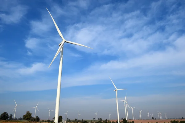 Éolienne sur fond de ciel bleu nuageux — Photo