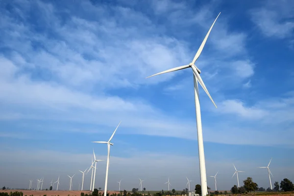 Turbina eólica contra fundo céu azul nublado — Fotografia de Stock