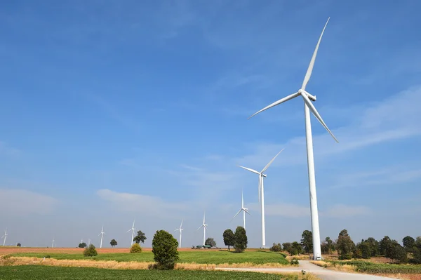 Turbina wiatrowa na tle zachmurzonego błękitnego nieba — Zdjęcie stockowe