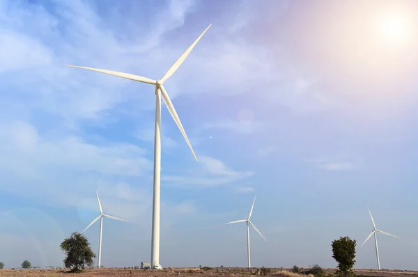 Windturbine tegen bewolkte blauwe lucht achtergrond — Stockfoto