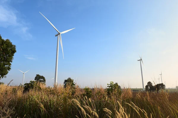 Éolienne sur fond de ciel bleu nuageux — Photo