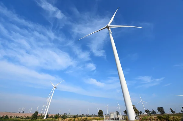 Windturbine tegen bewolkte blauwe lucht achtergrond — Stockfoto
