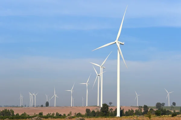 Éolienne sur fond de ciel bleu nuageux — Photo