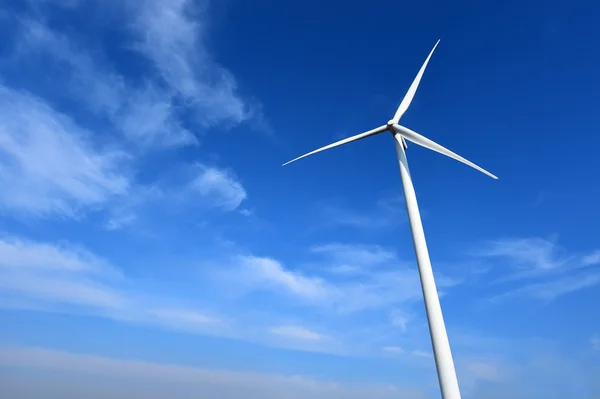 Éolienne sur fond de ciel bleu nuageux — Photo