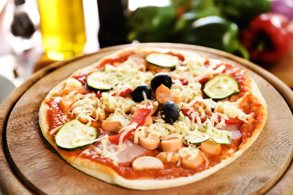 Ahşap tahta üzerinde taze hazırlanmış pizza peyniri — Stok fotoğraf