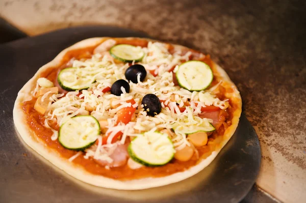 Ahşap tahta üzerinde taze hazırlanmış pizza peyniri — Stok fotoğraf