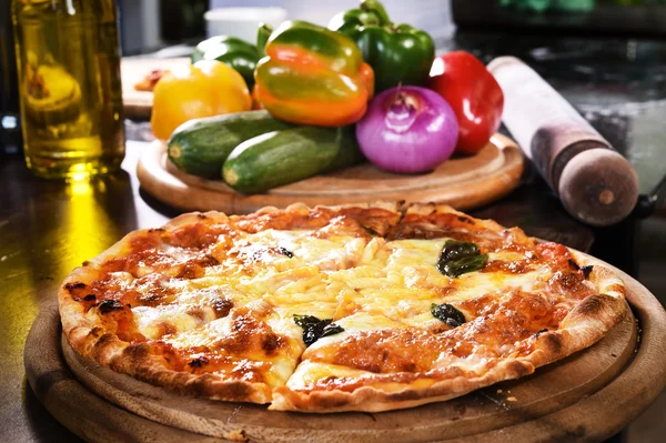 Pizza und frisches Gemüse für die Pizza — Stockfoto