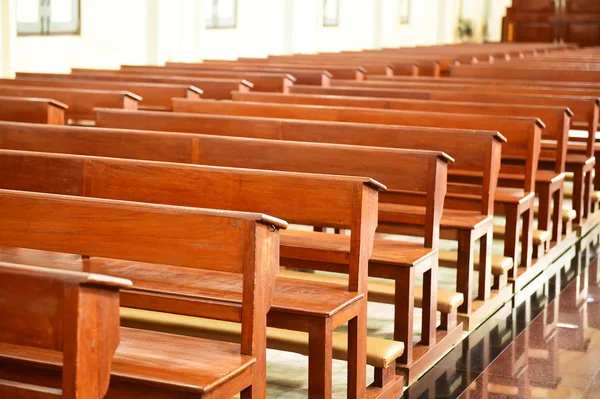 Oração de cadeira na igreja, Interior Dentro de uma Igreja Católica — Fotografia de Stock