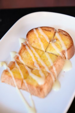 Plaka tereyağlı ekmek