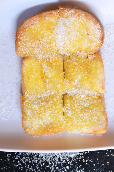 Pão com manteiga em prato — Fotografia de Stock