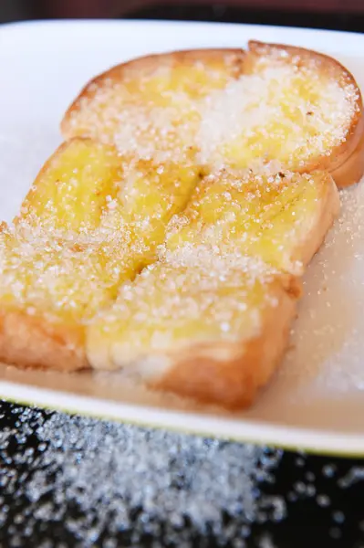 Pan con mantequilla en el plato —  Fotos de Stock