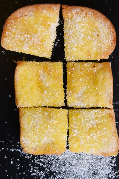 Pan con mantequilla sobre fondo negro —  Fotos de Stock