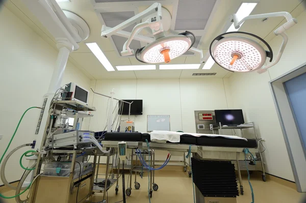 Equipment and medical devices in modern operating room — Stock Photo, Image