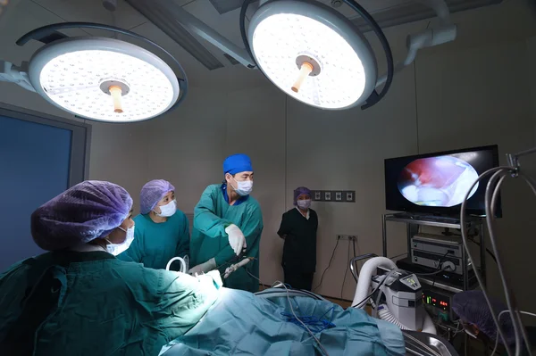 Groep van dierenarts doctor in de operatie kamer voor laparoscopische chirurgische — Stockfoto