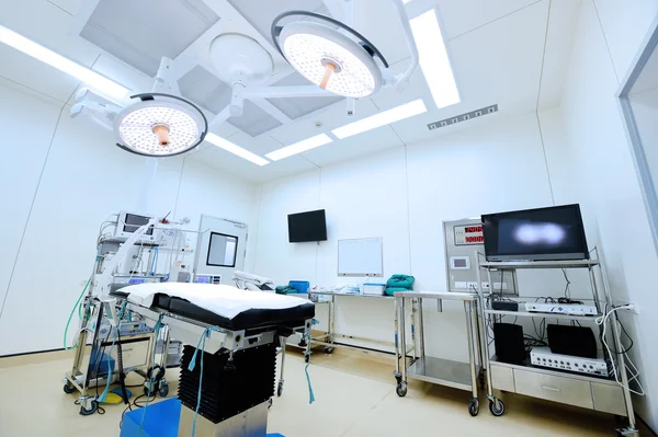 Modern ameliyathanede ekipman ve tıbbi cihazlar — Stok fotoğraf